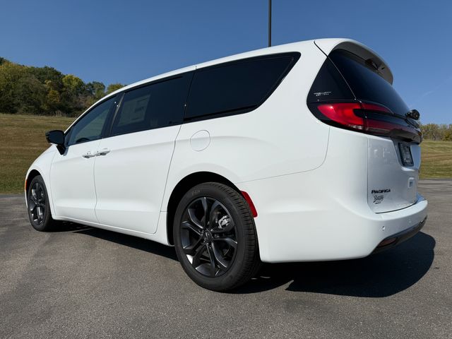 2026 Chrysler Pacifica photo 7