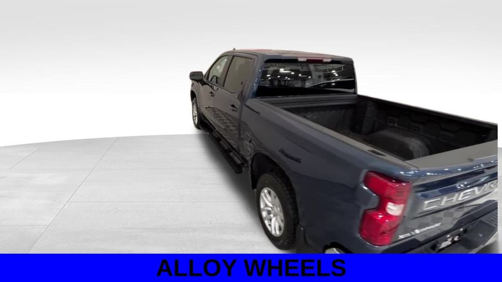 2023 Chevrolet Silverado 1500 LT photo 3