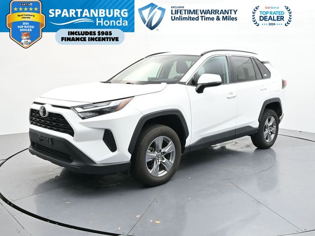2024 Toyota RAV4 XLE's photo