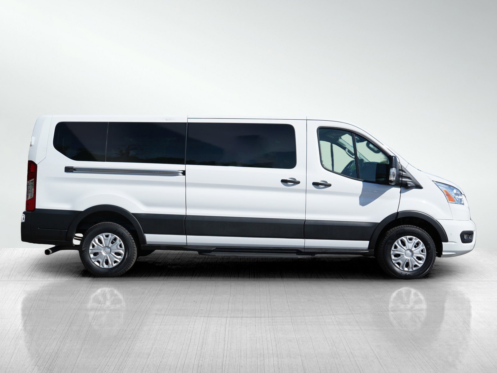 2022 Ford Transit Passenger XL photo 4