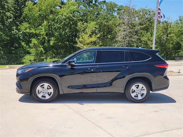 2022 Toyota Highlander LE photo 4