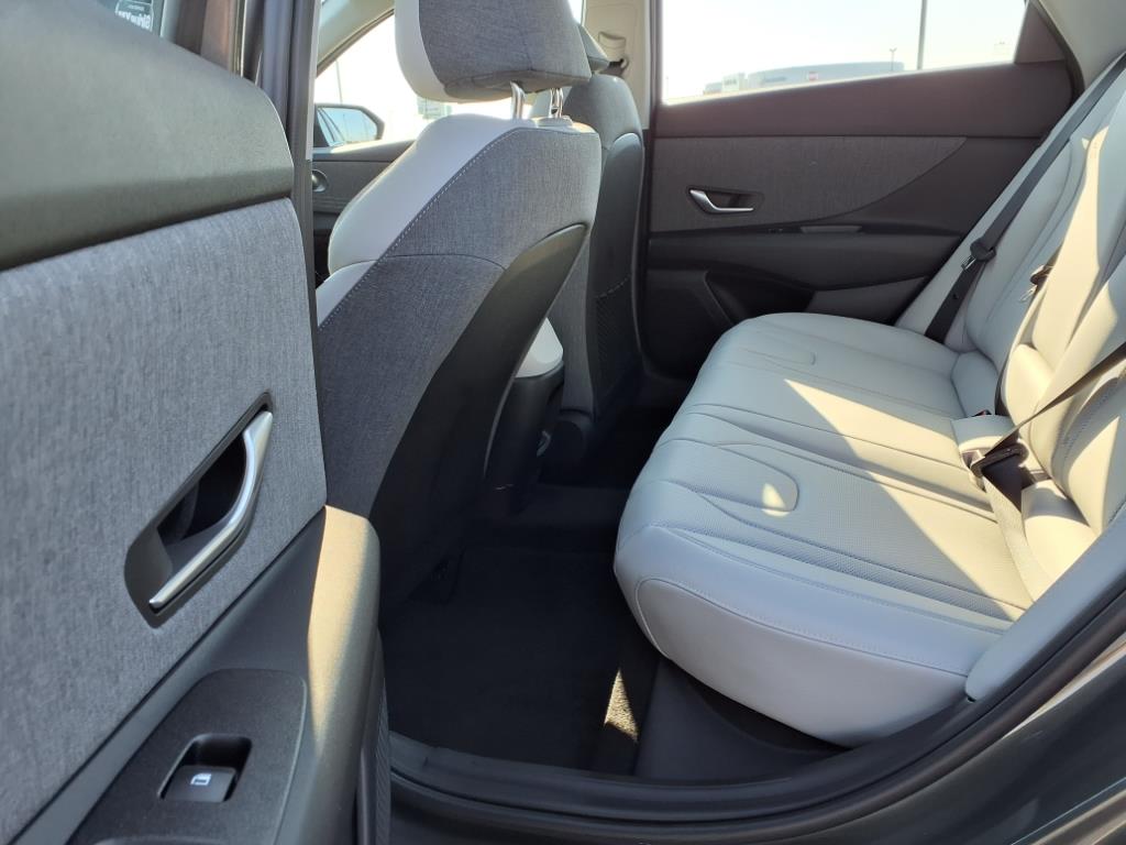 2025 Hyundai Elantra Limited photo 4