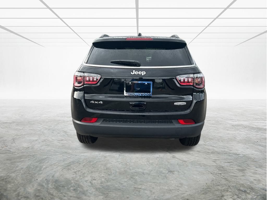 2025 Jeep Compass Latitude photo 4