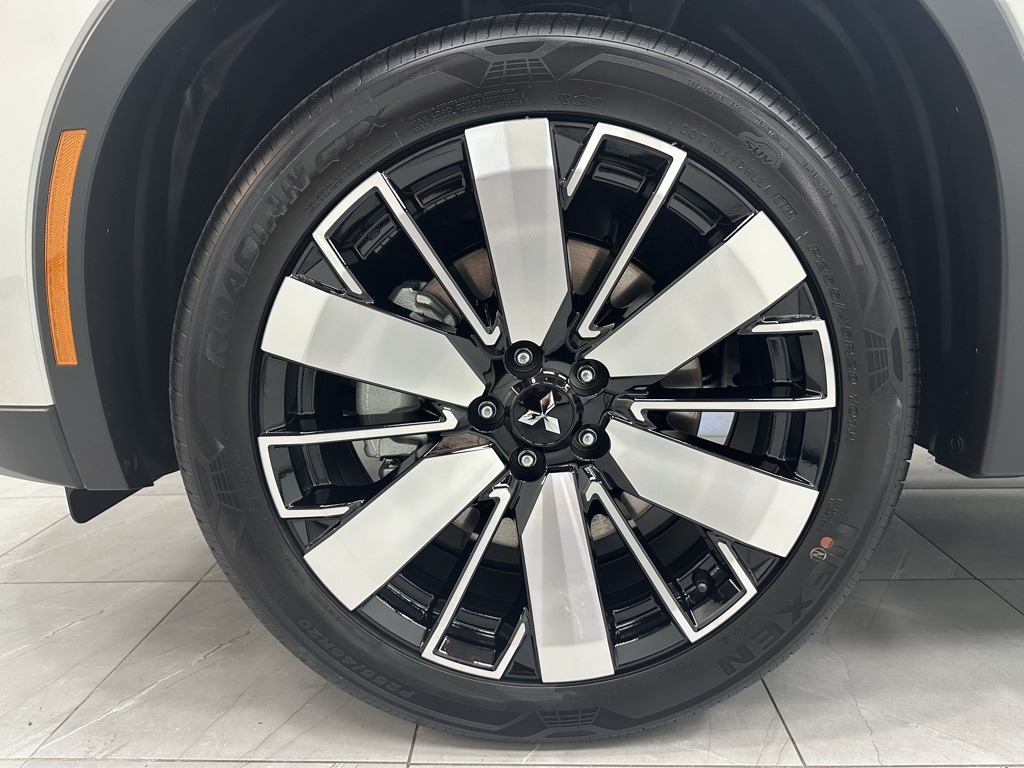 2025 Mitsubishi Outlander SE photo 8