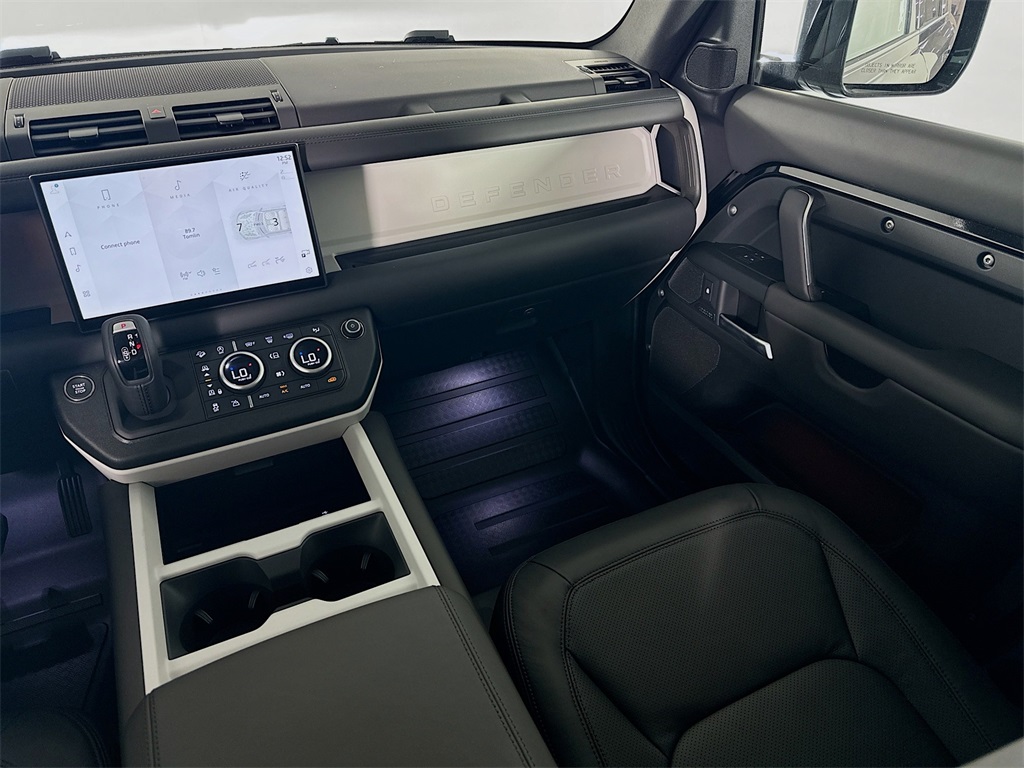2025 Land Rover Defender 110 X-Dynamic SE photo 13