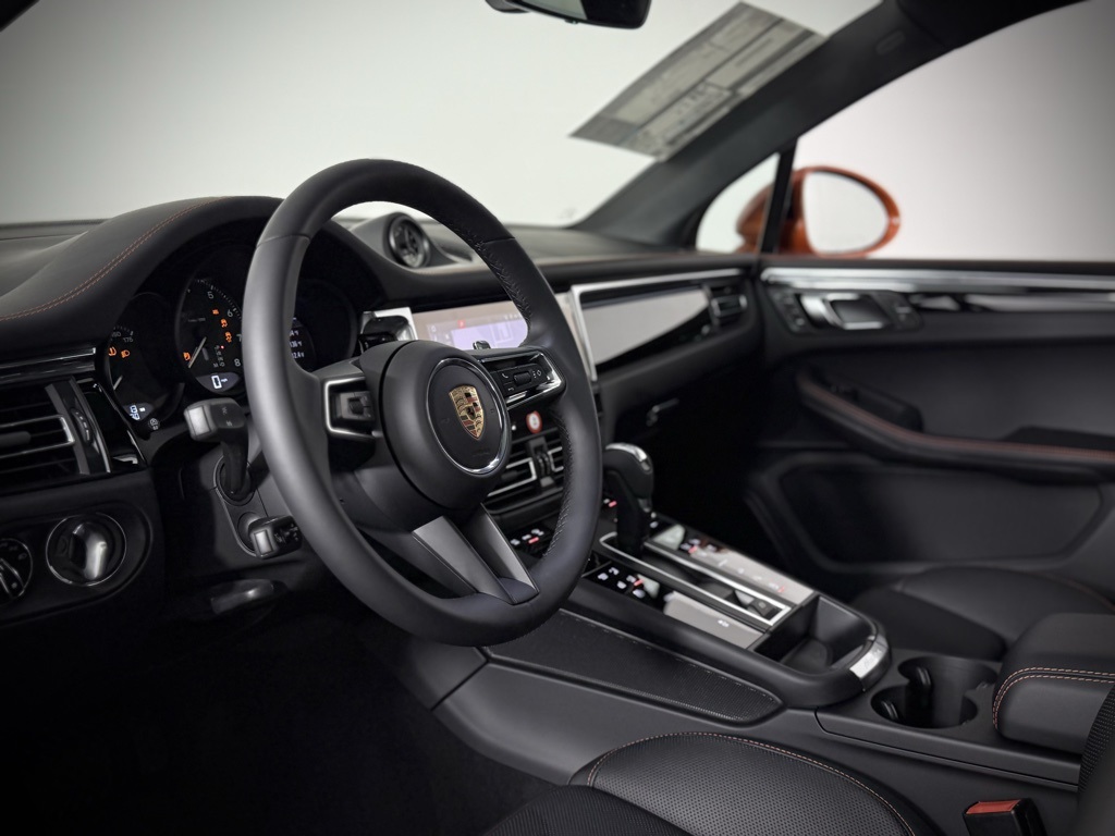 2025 Porsche Macan T photo 4