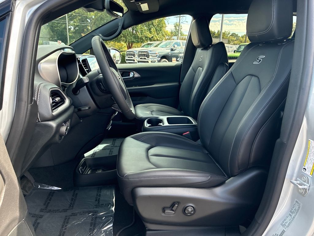 2026 Chrysler Pacifica photo 8