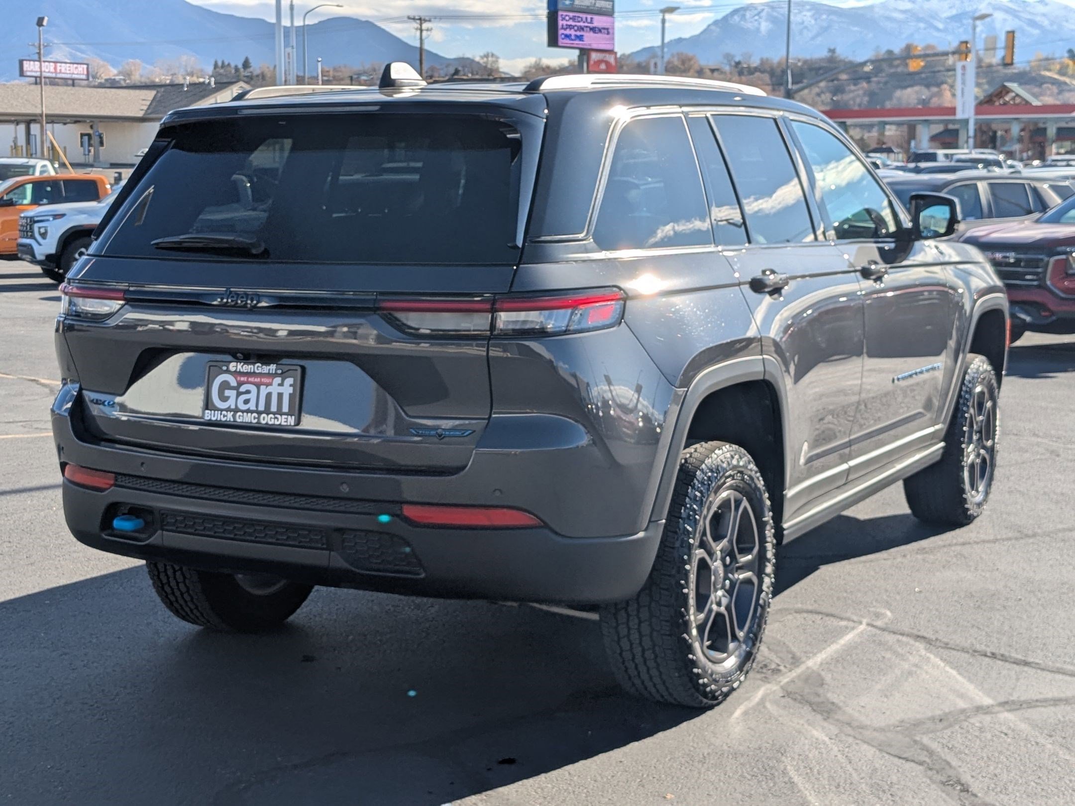 2025 Jeep Cherokee Trailhawk photo 2