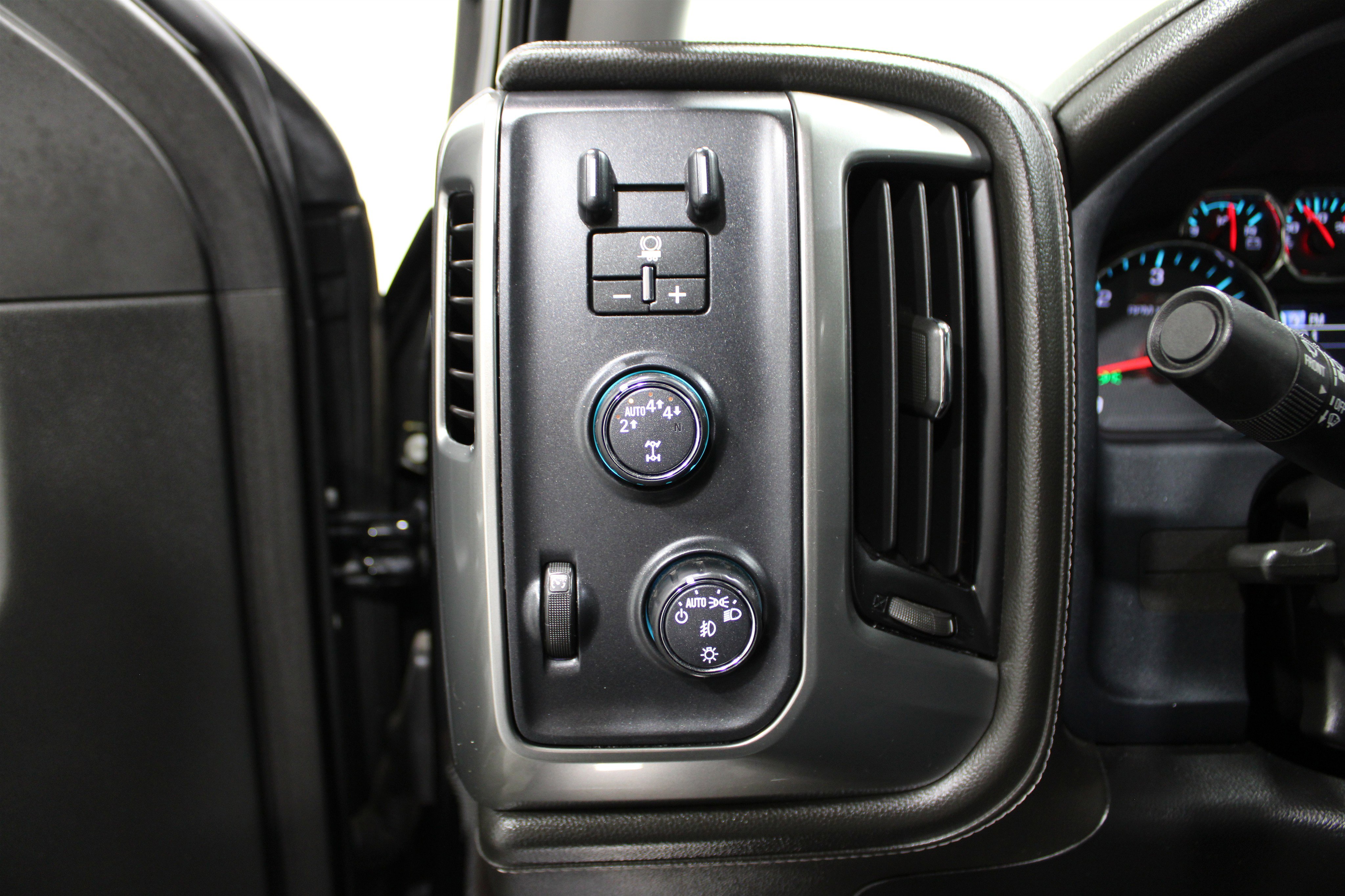 2018 Chevrolet Silverado 1500 LTZ photo 4