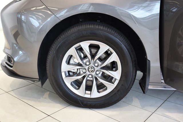 2024 Toyota Sienna LE photo 23