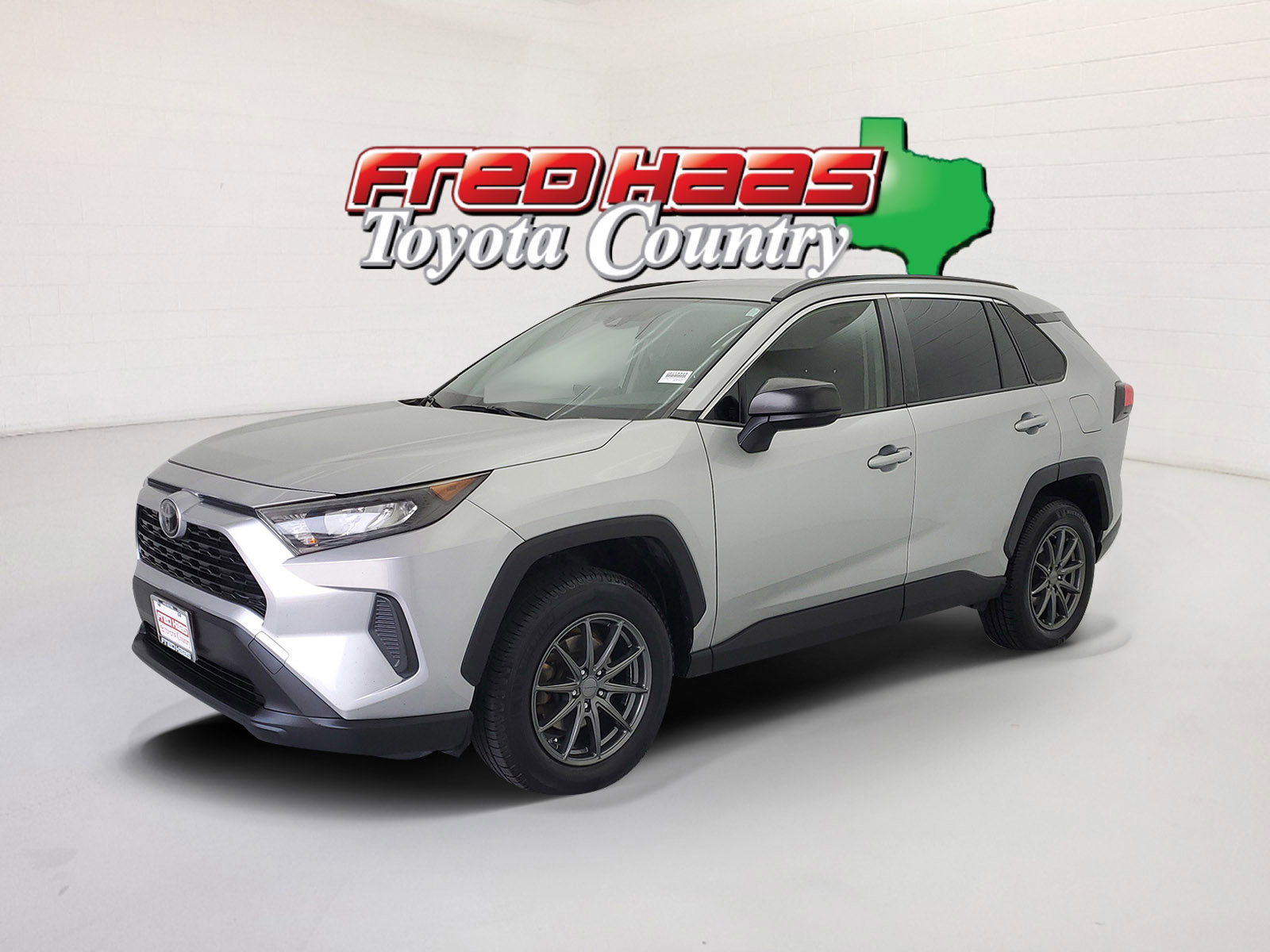 2019 Toyota RAV4 LE's photo