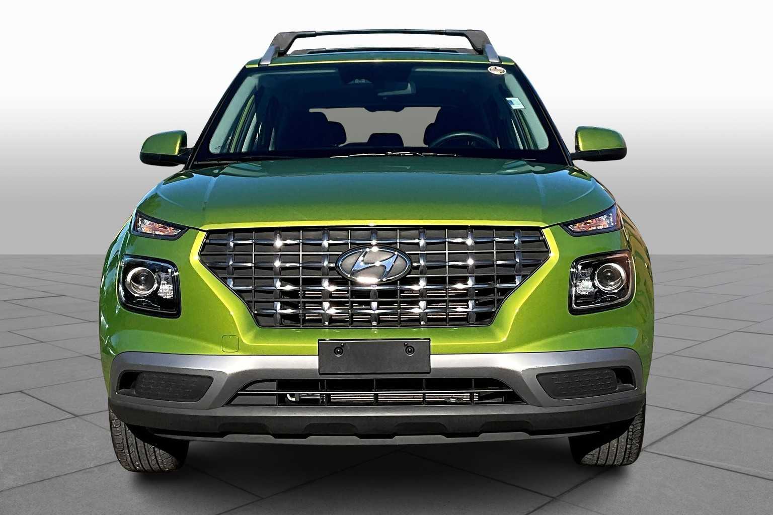 2023 Hyundai Venue SEL photo 3