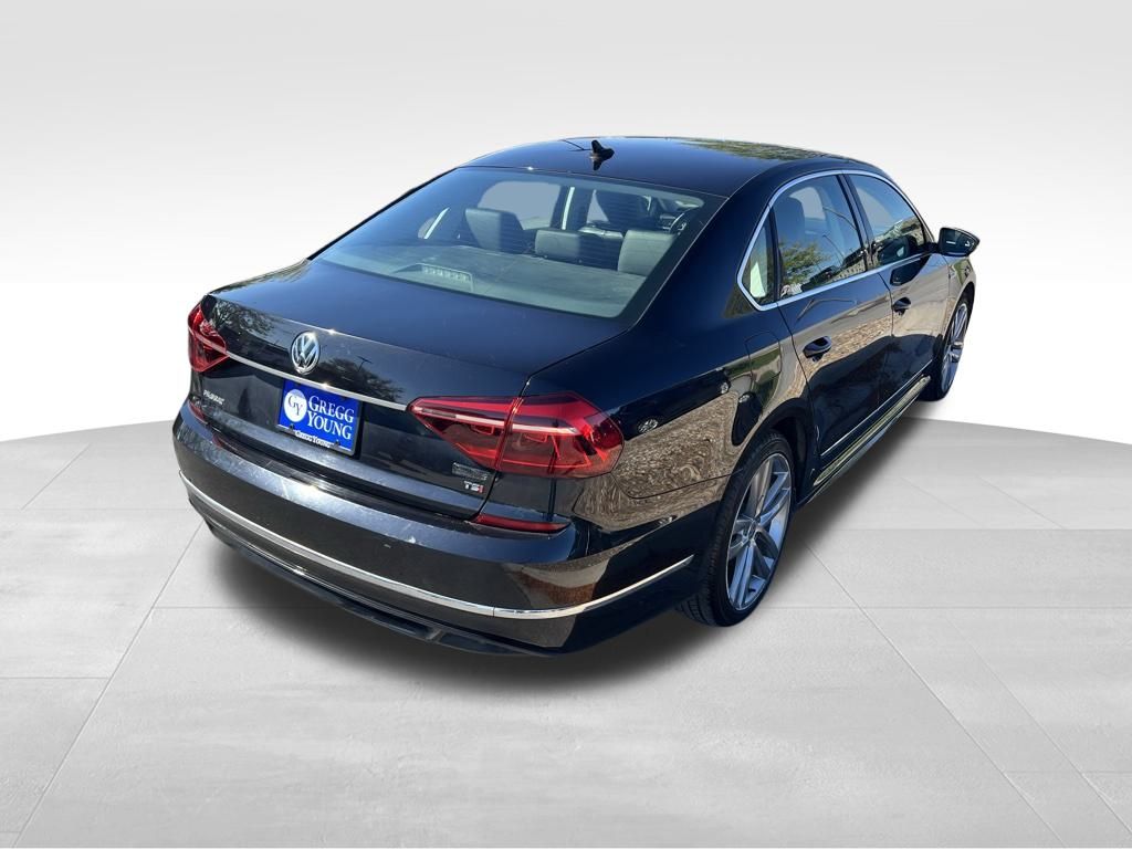 2017 Volkswagen Passat R-Line photo 4