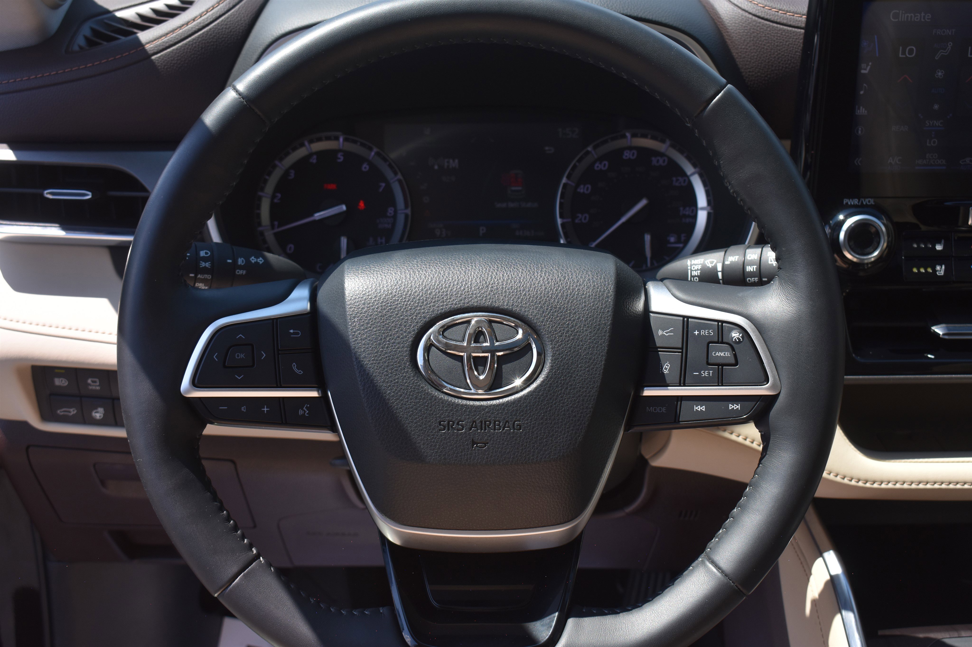 2022 Toyota Highlander Limited photo 9