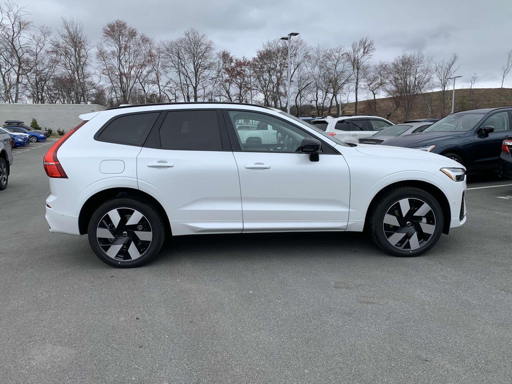 2025 Volvo XC60 T8 Plus photo 6