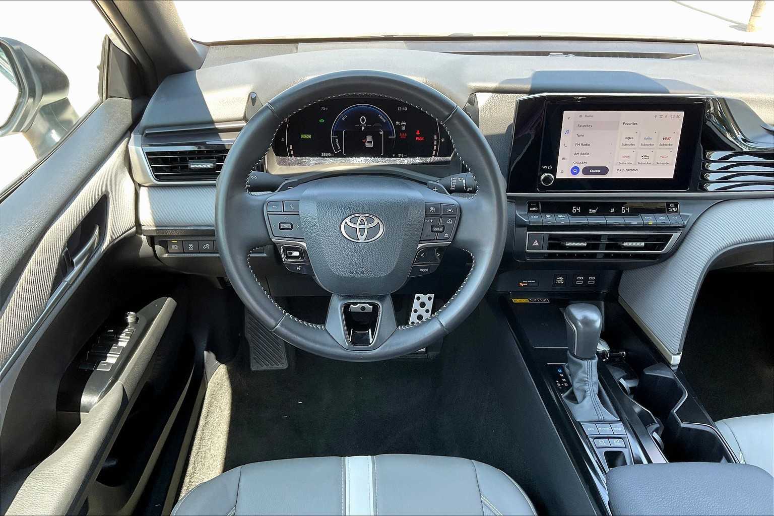 2025 Toyota Camry SE photo 5