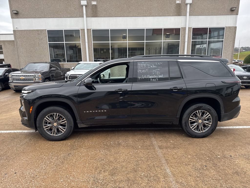 2025 Chevrolet Traverse photo 2