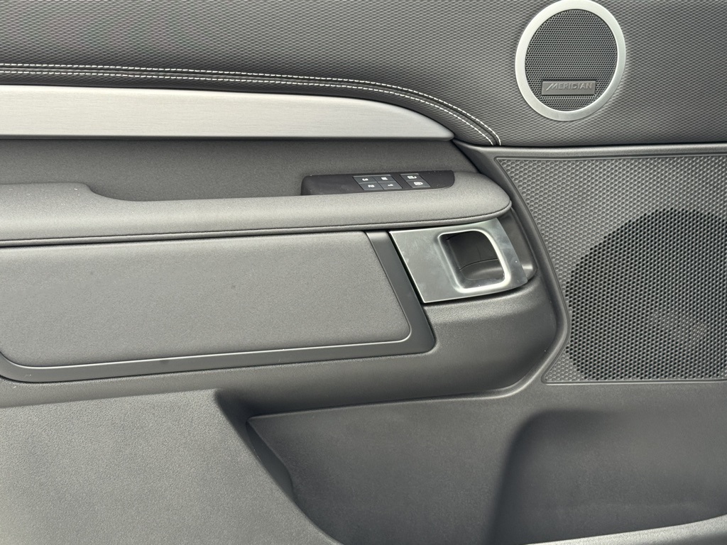 2025 Land Rover Discovery SE photo 9