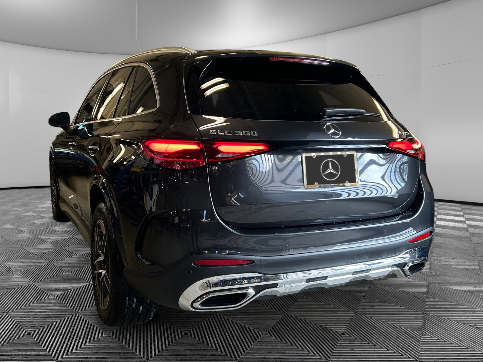 2025 Mercedes Benz GLC 300 4MATIC photo 3