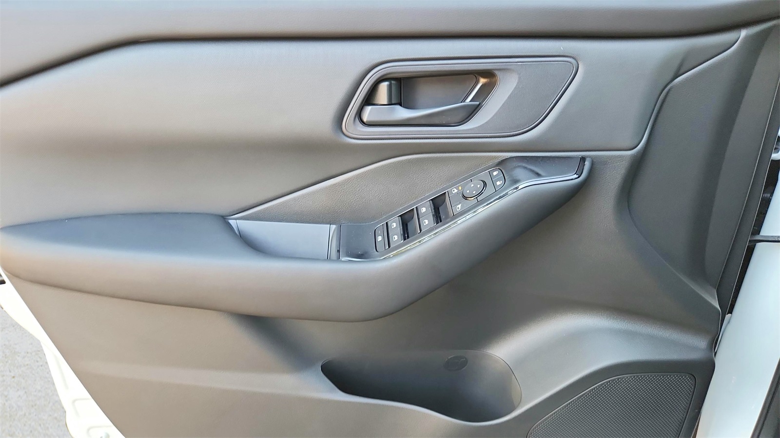 2025 Nissan Rogue S photo 13
