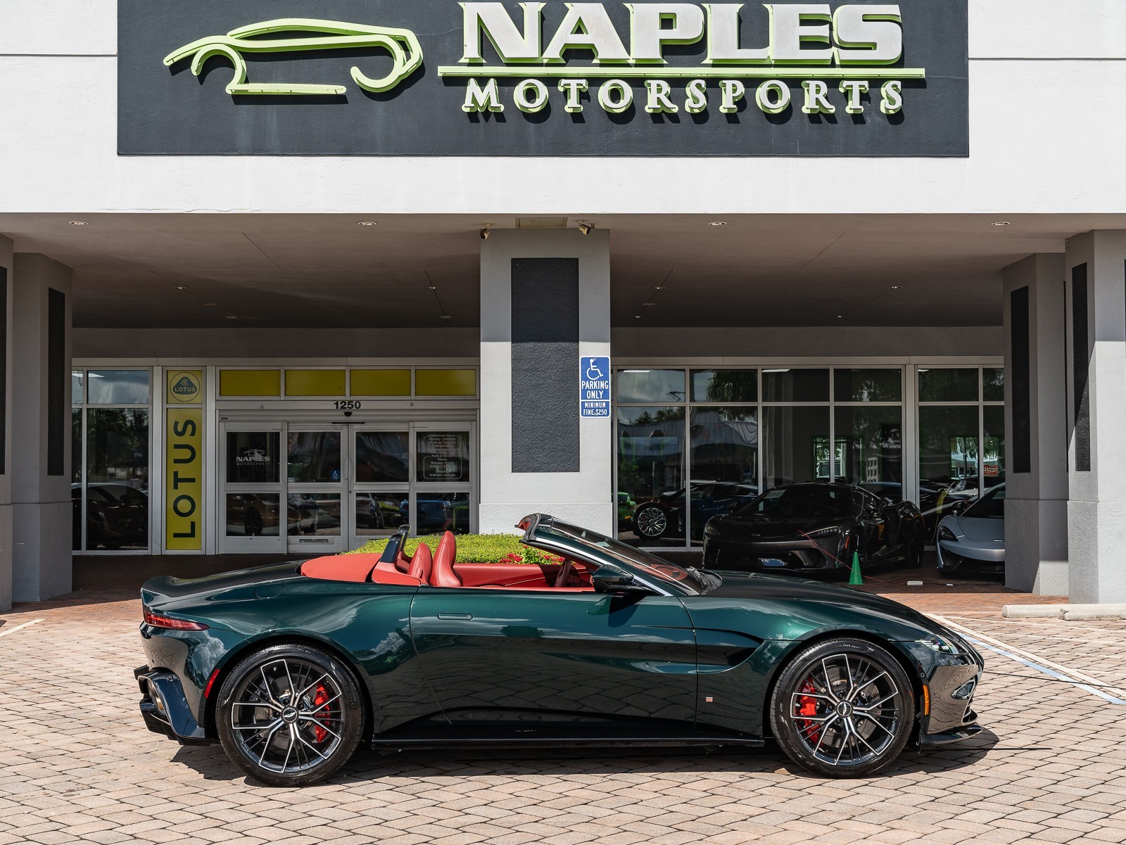 2021 Aston Martin Vantage photo 38