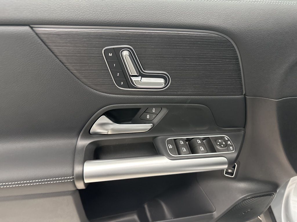 2025 Mercedes Benz GLA 250 photo 2