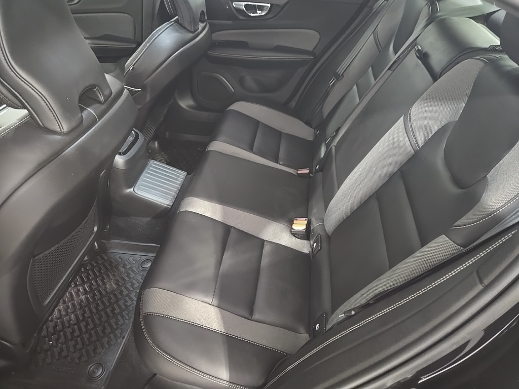 2022 Volvo S60 Recharge T8 Black Edition R-Design photo 21