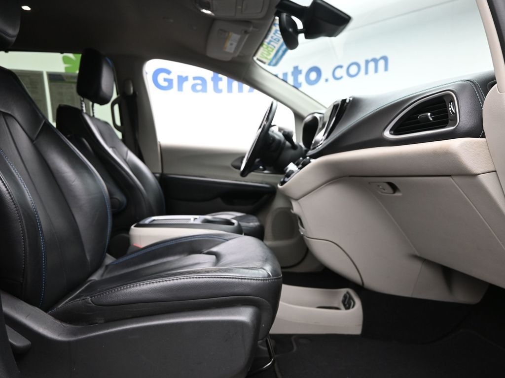 2021 Chrysler Pacifica Touring L photo 5
