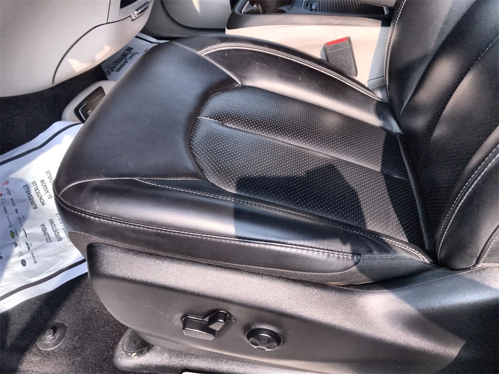2023 Chrysler Pacifica Touring L photo 11