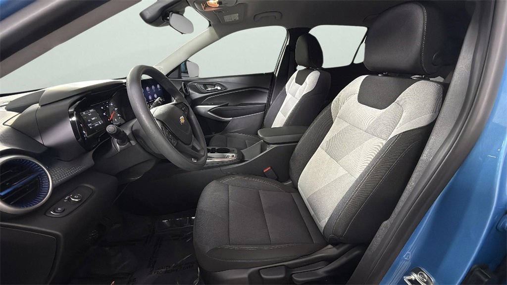 2025 Chevrolet Trax LS photo 15