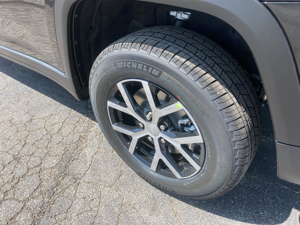 2025 Jeep Grand Cherokee Limited photo 8