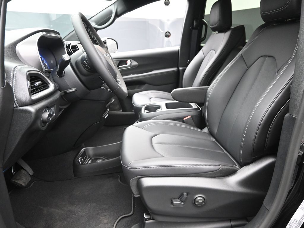 2026 Chrysler Pacifica photo 16