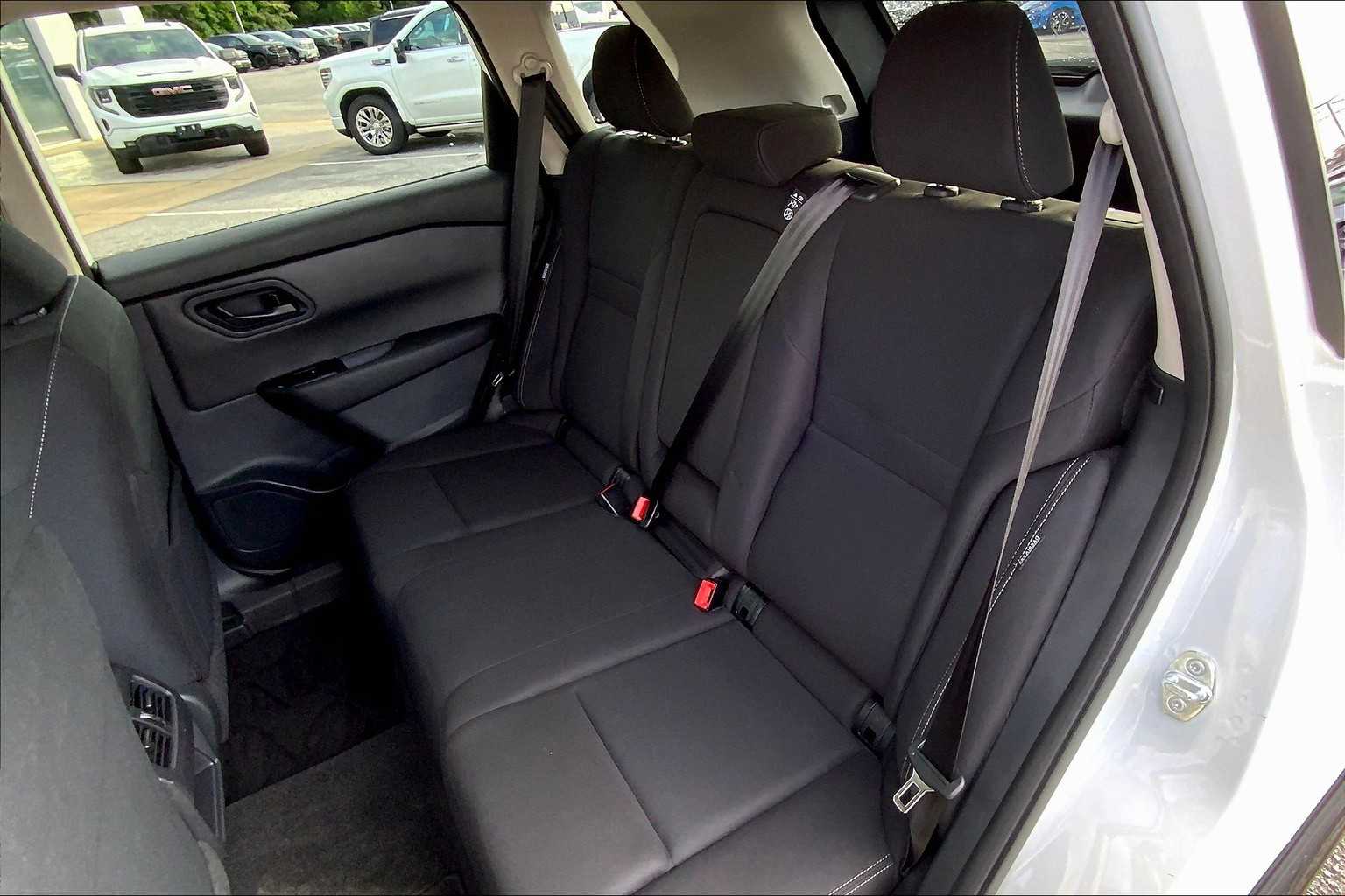 2024 Nissan Rogue S photo 18