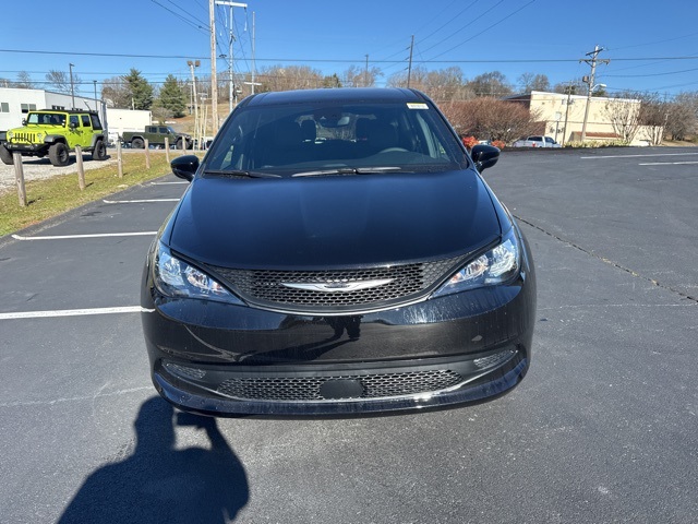 2025 Chrysler Voyager L photo 2