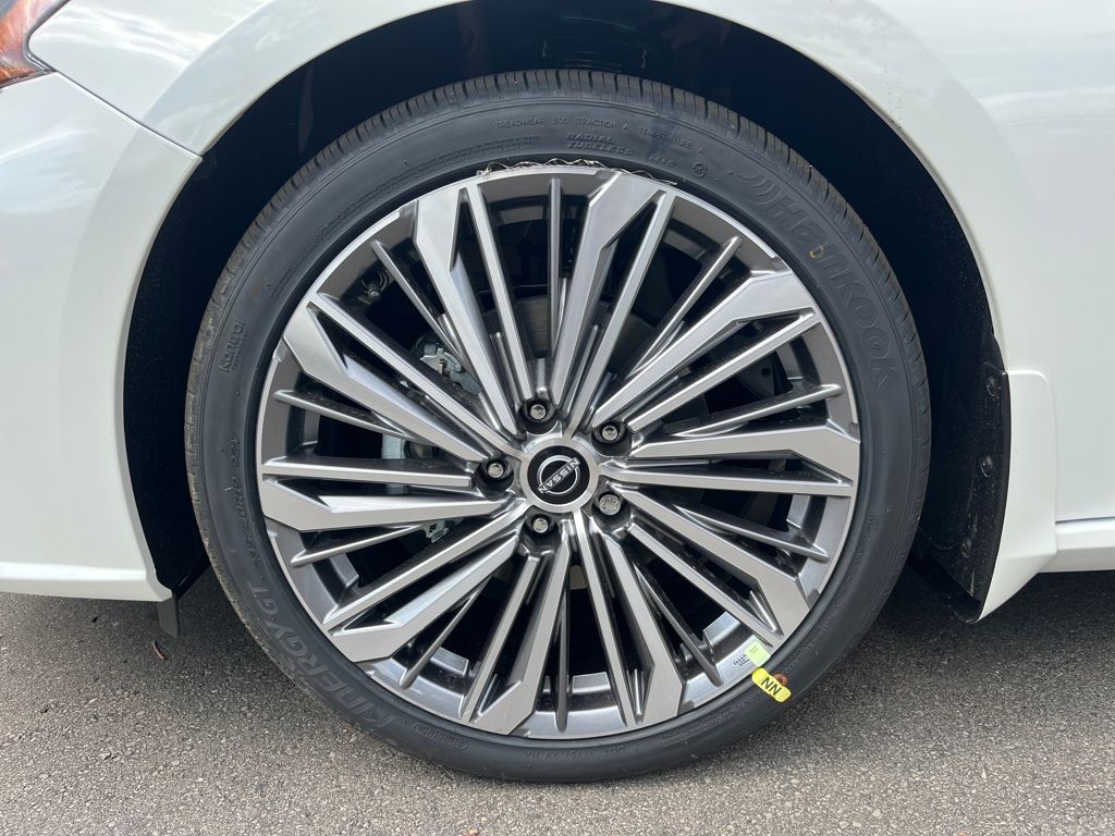 2025 Nissan Altima SL photo 9