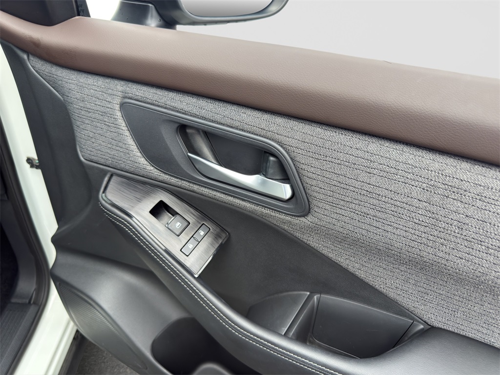 2023 Nissan Rogue SV photo 17