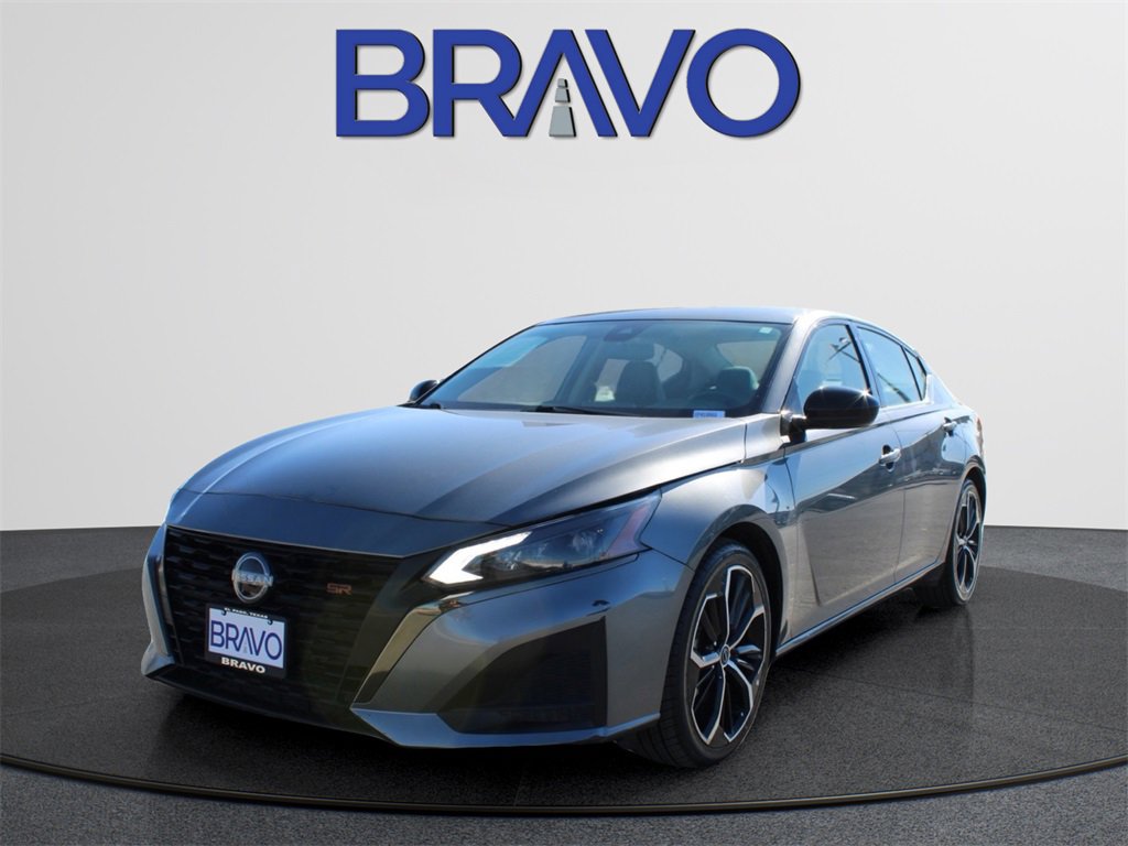 2023 Nissan Altima SR's photo