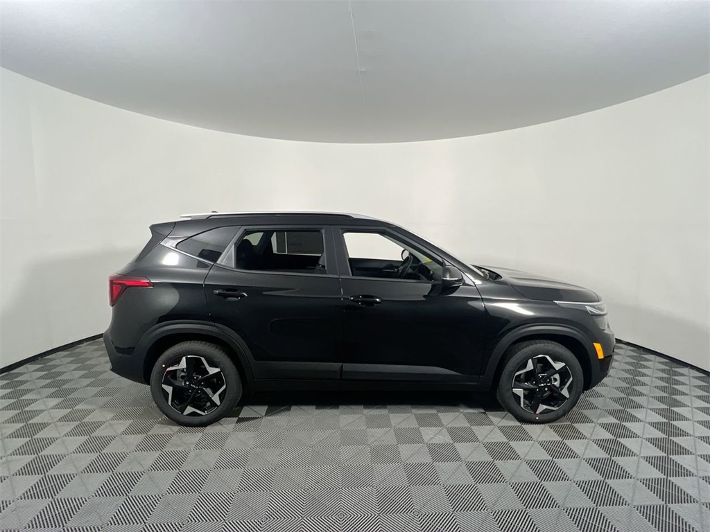 2025 Kia Seltos S photo 2
