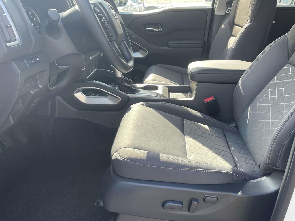 2026 Nissan Frontier Crew Cab SV photo 10