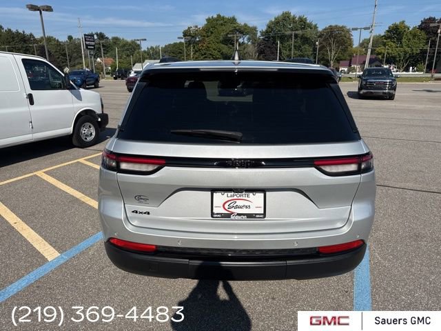 2023 Jeep Grand Cherokee Laredo Altitude photo 3