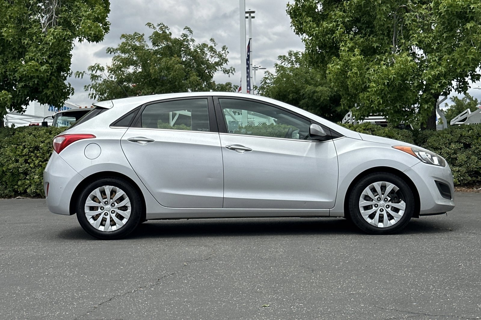 2016 Hyundai Elantra GT Base photo 2