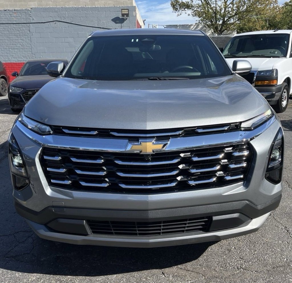 2025 Chevrolet Equinox LT photo 2