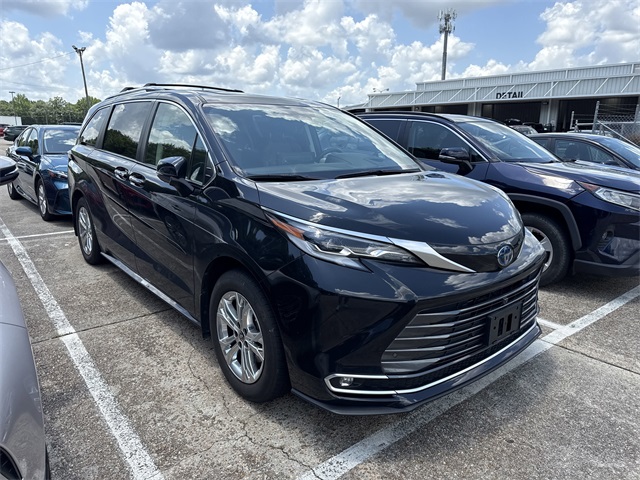 2023 Toyota Sienna Platinum photo 3