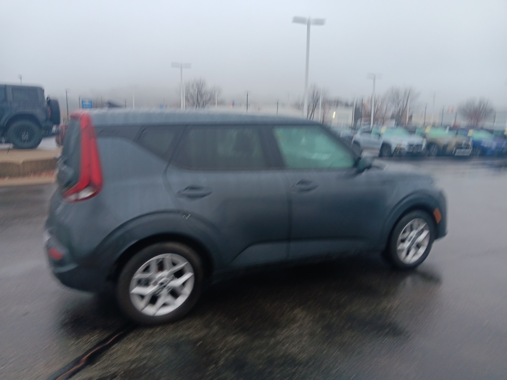 2022 Kia Soul LX photo 2