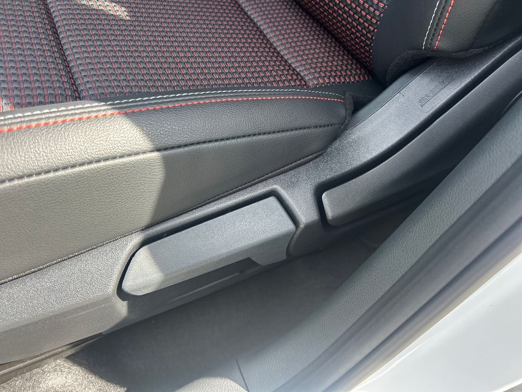 2026 Nissan Kicks SR photo 9