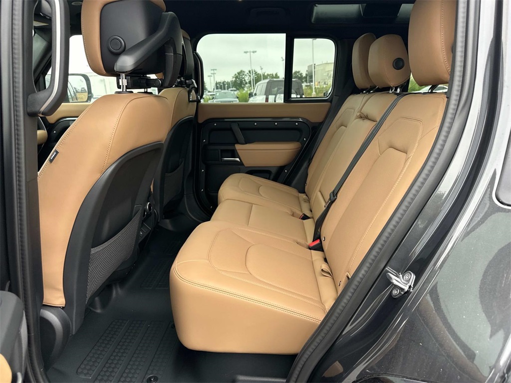 2025 Land Rover Defender 110 X-Dynamic SE photo 8