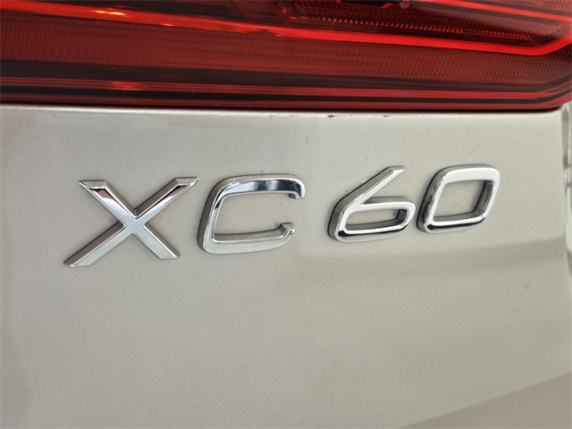2025 Volvo XC60 B5 Plus photo 13