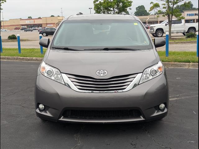 2016 Toyota Sienna XLE photo 2