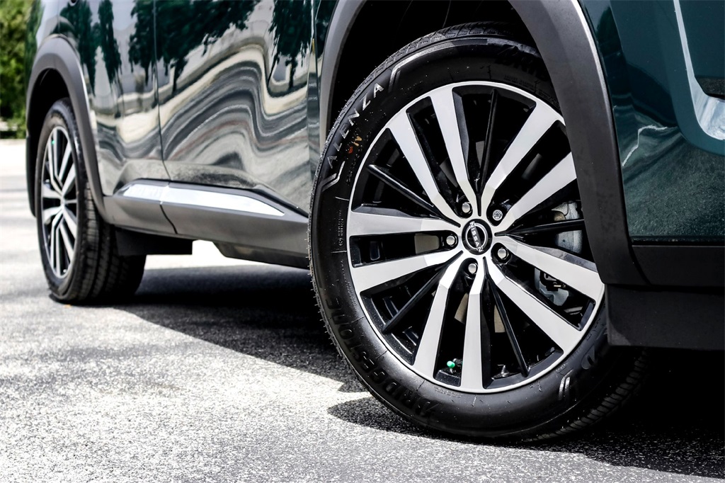 2025 Nissan Pathfinder Platinum photo 2