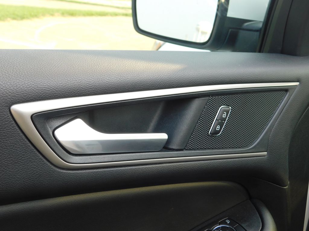 2022 Ford Edge SEL photo 23
